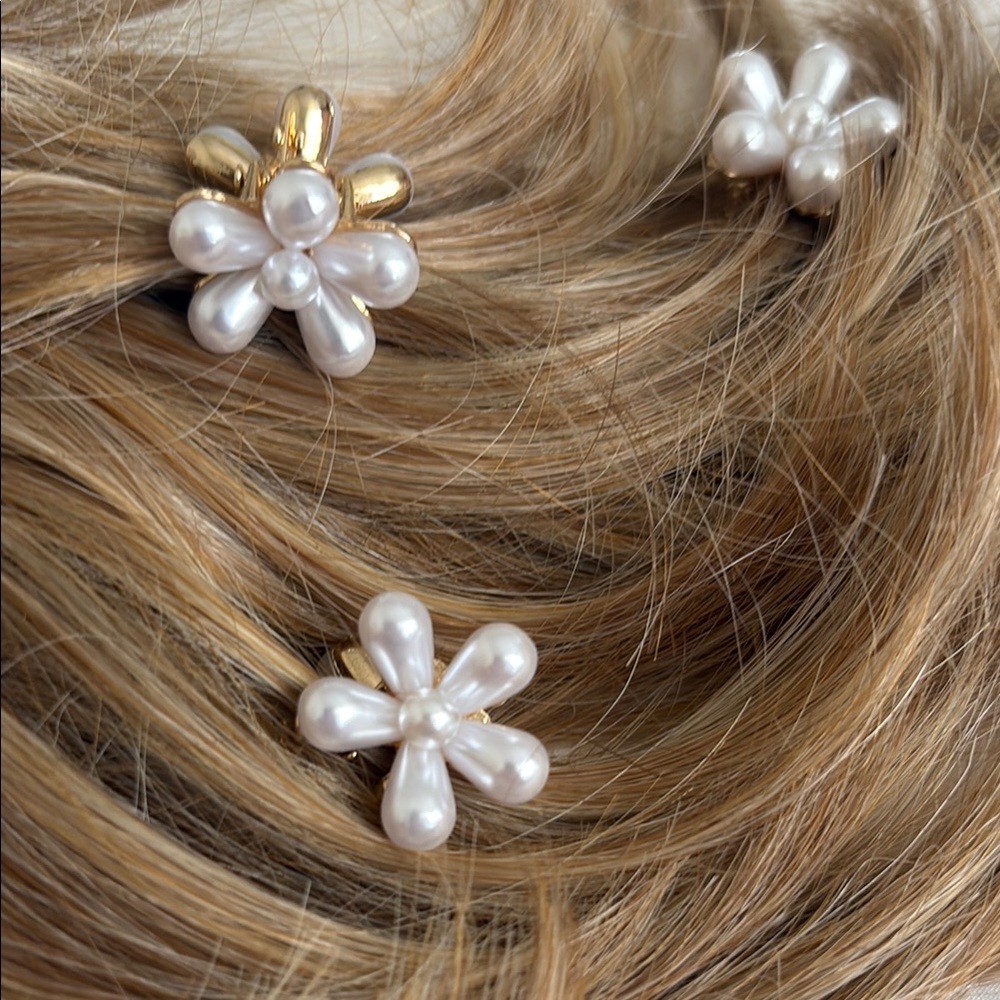 ❤️3/$15❤️ Elegant Pearl Flower mini Hair Claw Clips, set of 4 - Picture 2 of 8